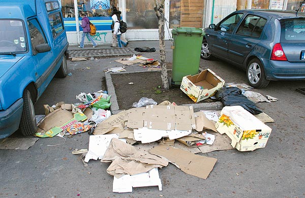 Rengeteg szemét marad a legális és a feketepiac után is - még vasárnap délutánra is