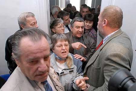 Civilek próbálnak bejutni a pécsi önkormányzat városfejlesztési bizottsága által tartott ülésre