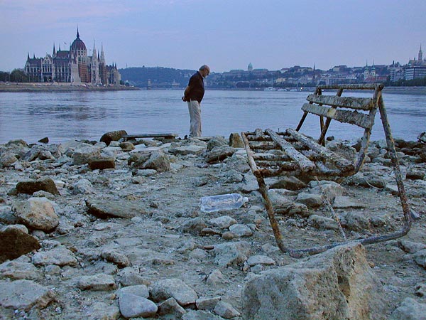 Idõs férfi az éghajlatváltozás jeleit kutatja - alacsony vízállás a Dunán, Budapestnél, 2003-ban