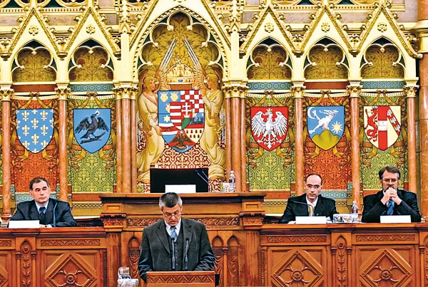 Lenkovics Barnabás, Péterfalvi Attila és Kaltenbach Jenõ országgyûlési biztosok - a szónokló Wekler Ferenc mögött - 2004-ben, egy kisebbségvédelmi konferencián