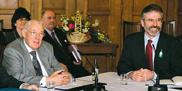 Egy asztalnál az õsellenségek, Paisley tiszteletes és Gerry Adams