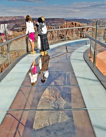 Turisták csodálják a kanyont az üvegpadlón át