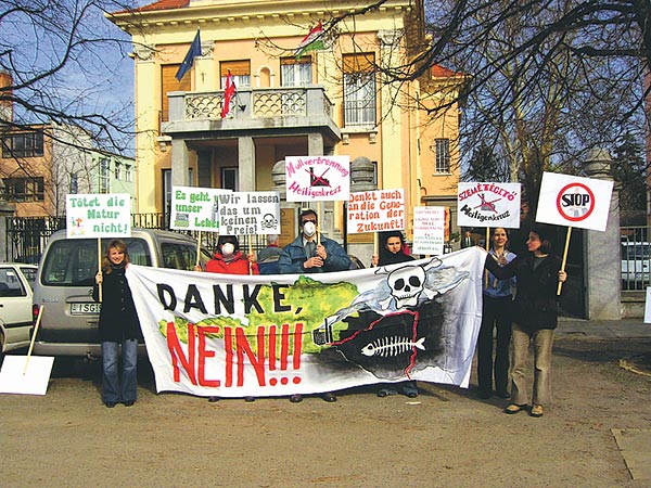 Tiltakozók fogadták Szombathelyen, a Vas Megyei Kereskedelmi és Iparkamara épülete elõtt az osztrák nagykövetet