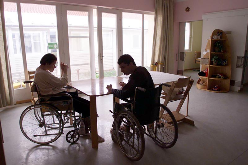 Tatabányai fogyatékosotthon. Tolószékbe kényszerítve is élhetõ teljes élet, ha megvannak hozzá a körülmények