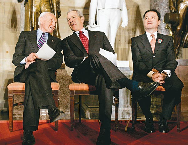 George W. Bush, Tom Lantos és Simonyi András magyar nagykövet között