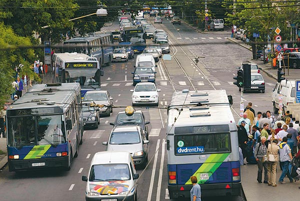 A villamosnál jóval kisebb kapacitású buszok egyre nehezebben birkóznak meg a forgalommal