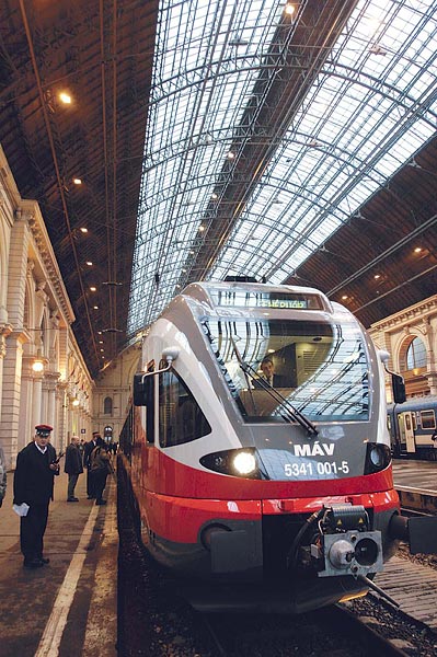 A motorvonat bemutatása a Keleti pályaudvaron