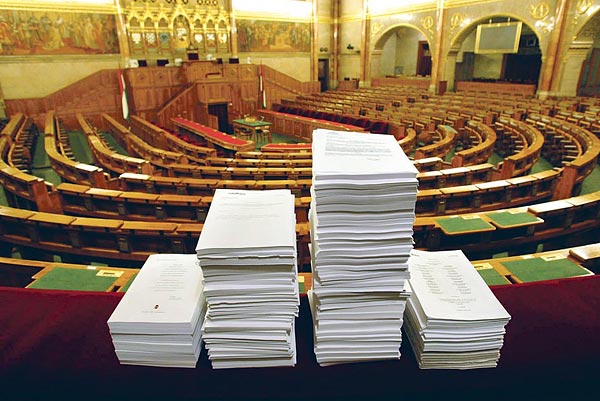 Költségvetési dokumentáció a Parlamentben. Hosszú, bonyolult, senki se érti és keveseket érdekel