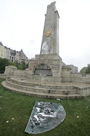 Szabadság tér, Szovjet katonai emlékmû