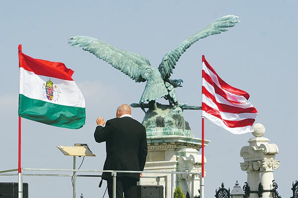 A Rendszerváltó Fórum pénteken a Várban demonstrált