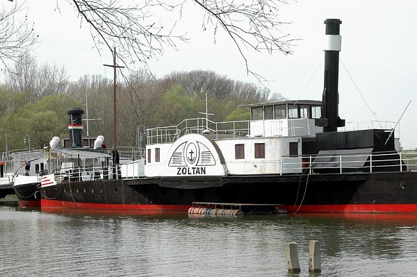 A lapátkerekes Zoltán gõzös