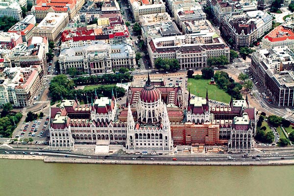 A Parlamenttel szemben, a Kossuth téren (jobbra) a Földmûvelésügyi és Vidékfejlesztési Minisztérium épülete. A jelenlegi tervek szerint ott lesz a kormányfõ hivatala