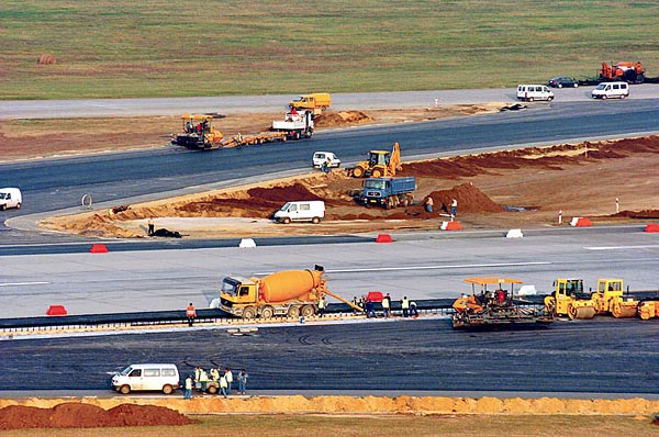 Strabag-kivitelezésben megvalósult építkezés a Ferihegyi repülõtéren. Leszállt az orosz tõke