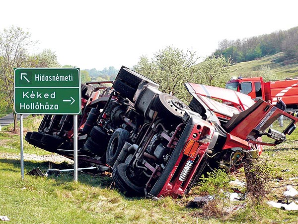 Órákig õrizték a balesetet szenvedett, veszélyes árut szállító jármûvet