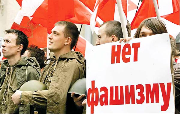 'Nemet mondunk a fasizmusra' - a Vörös Hadsereg világháborús egyenruháját viselõ orosz fiatalok tüntetnek a moszkvai észt nagykövetség elõtt