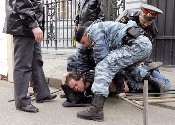 Rendõrségi akció a moszkvai észt nagykövetség elõtt
