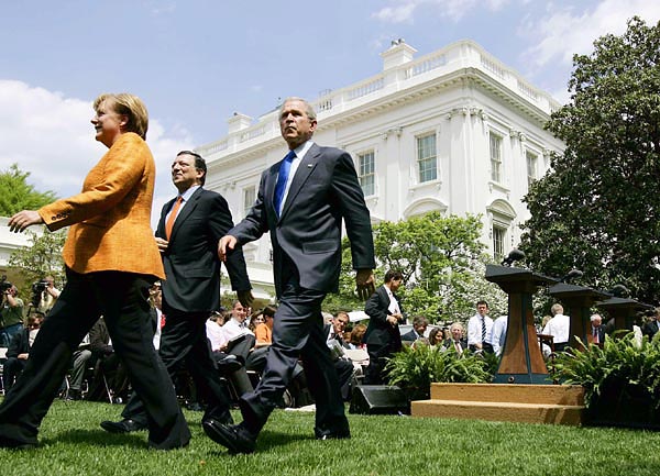 Merkel asszony, Barroso és Bush a Fehér Ház rózsakertjében