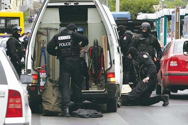 Terrorelhárítók a Széna téren, bevetés elõtt