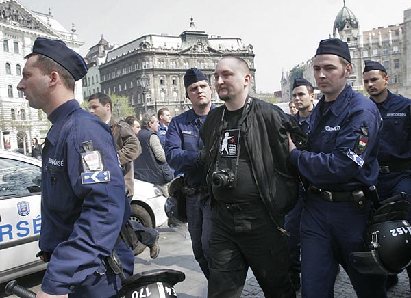 A tüntetõk egyikét, Polgár Tamást, rendõrök vezetik el, Szabadság tér, 2007. 04. 03.