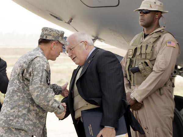 David Petraeus tábornok fogadja Dick Cheney alelnököt a bagdadi repülõtéren