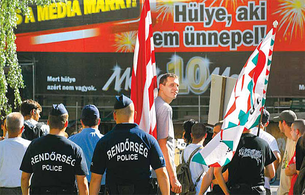 A Jobbik Mozgalom tagjai tüntetnek a szegedi Dugonics téren a Kendermag Egyesület rendezvénye ellen 