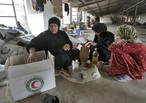 Szombat óta közel ezer síita családot telepített ki, vallási összetûzések miatt, a Vörös Félhold Dijala tartományból, egy Bagdad külvárosában menekülttáborban helyezték el õket