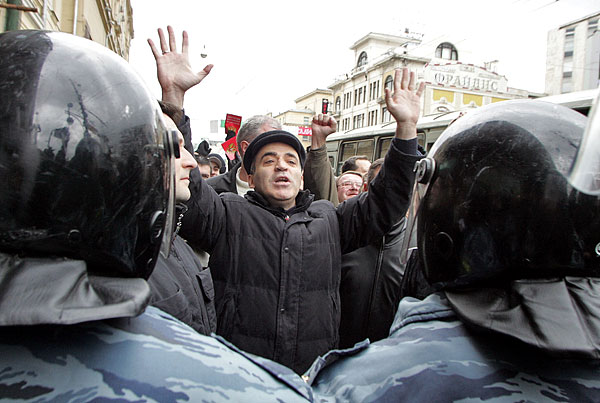 Kaszparov letartóztatása egy ellenzéki tüntetésen áprilisban