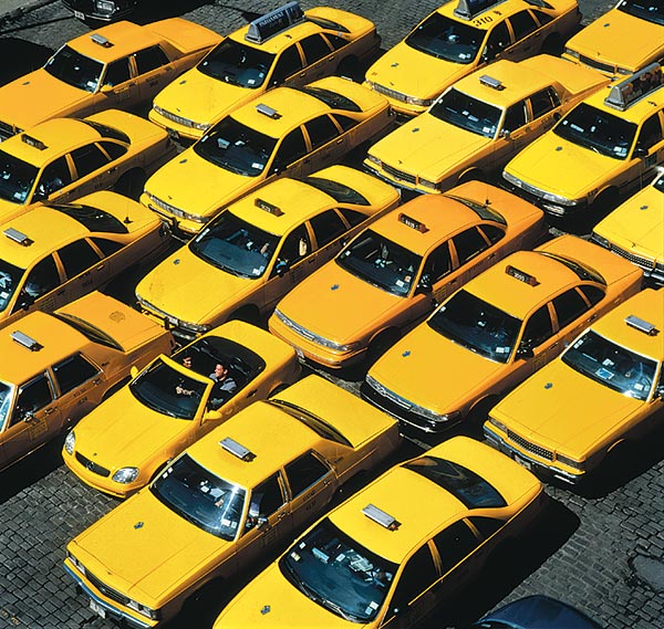 A kezdetben fehér taxikat elõször csak kockás matricákkal jelölték, 1967-ben New York város honatyái törvényben írták elõ a sárga színû festést
