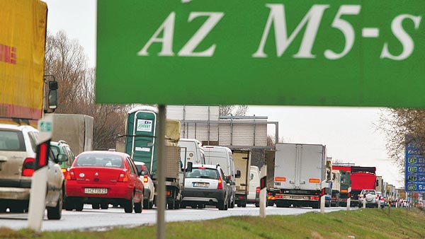 Dugó a sztrádán. A befektetõk tolongásában bízik a gazdasági minisztérium