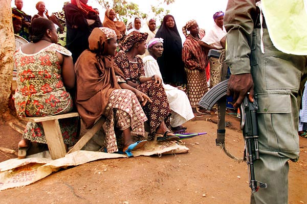 Nigériai katona a fõvárosban, Abujában. Amerikai kiképzõk segítik majd a kormányerõket