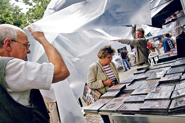 Ázik a könyvnap, védik az olvasót a budapesti Vörösmarty téren