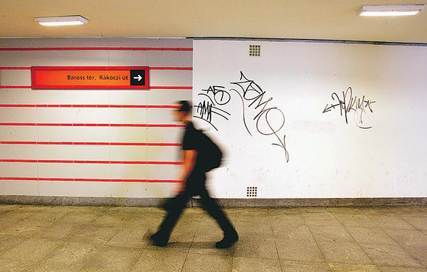 Egy hete adták át, s máris minden a régi: a Keleti pályaudvar új metrókijáratának környezetét napok óta falfirkák csúfítják