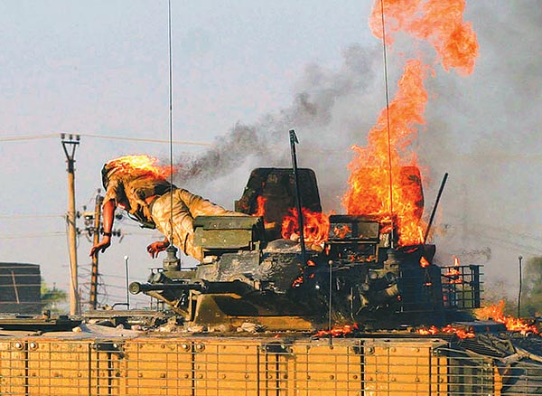 Sokkolta a briteket a harckocsijából kiugró katonájuk fotója. A kép 2005. szeptember 19-én készült Bászrában