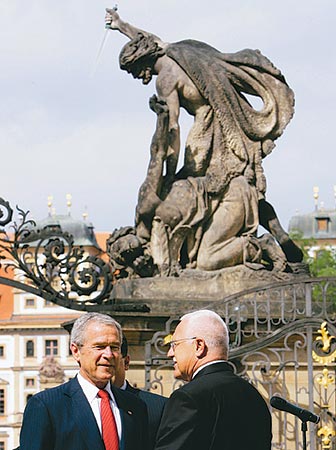 Bush és Václav Klaus cseh elnök a prágai várban