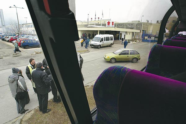 Konfliktussorozat a dolgozók és a cégvezetés között az esztergomi gyárban. Képünk 2006. januárban készült, amikor a szakszervezet az üzemen kívül, egy buszban alakult meg  