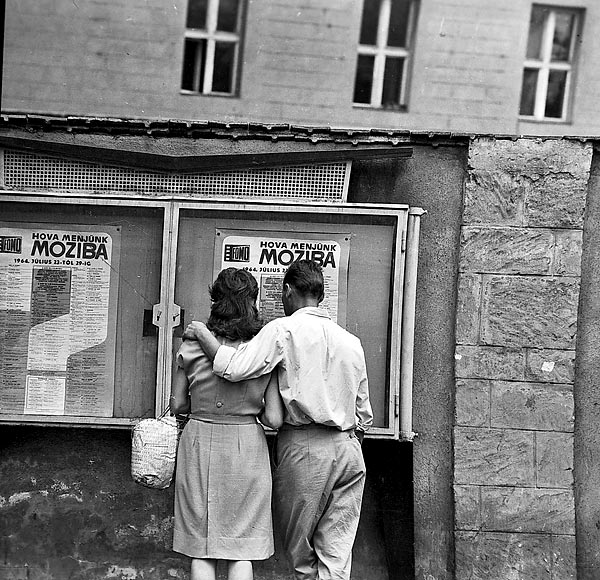 1964 júliusa. A Fõvárosi Moziüzemi Vállalat plakátja elõtt állunk, nagy a dilemma: Hova menjünk moziba?