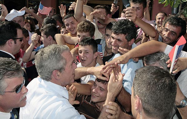 Busht ünnepli a tömeg Fushe-Krujé-ban - immár óra nélkül
