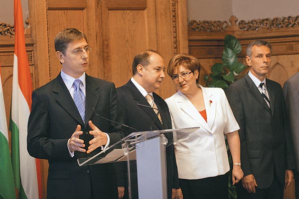 Átadás-átvétel - a kormányfõ mellett Kiss Péter, Lamperth Mónika és Szilvásy György