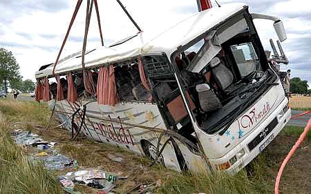 Az összetört lengyel turistabusz, amely elõzõleg eddig tisztázatlan okból letért az útról és az oldalára borult