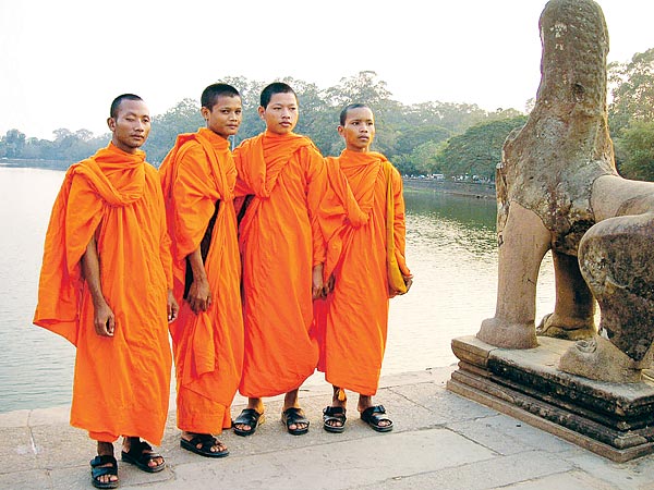 Buddhista szerzetesek a romvárosban