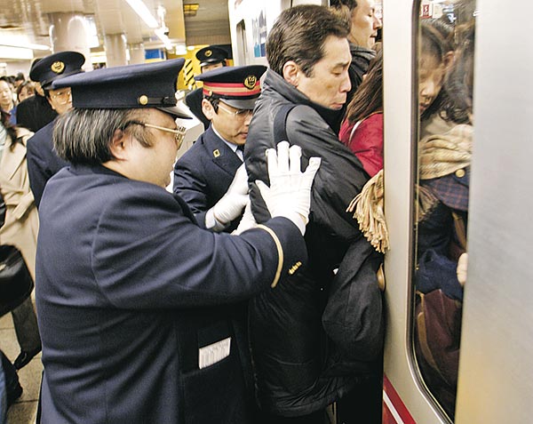 Csúcsforgalom idején akcióba lépnek a &quot;benyomóemberek&quot; a tokiói metróban