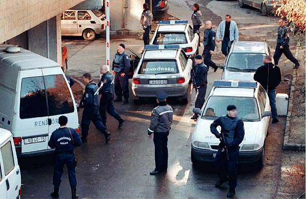 Ítélet Pécsett, 1999. január 7-én, az Energol-per egyik mellékügyében. Szigorú biztonsági intézkedések mellett érkeznek a vádlottak a Baranya Megyei Bíróságra