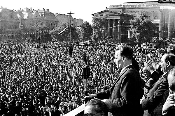 Nagygyûlés a Hõsök terén 1946-ban Kádár Jánossal és (mögötte) Nagy Imrével