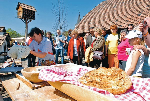 Elkészült a helyi különlegesség, a medvehagymás lepény