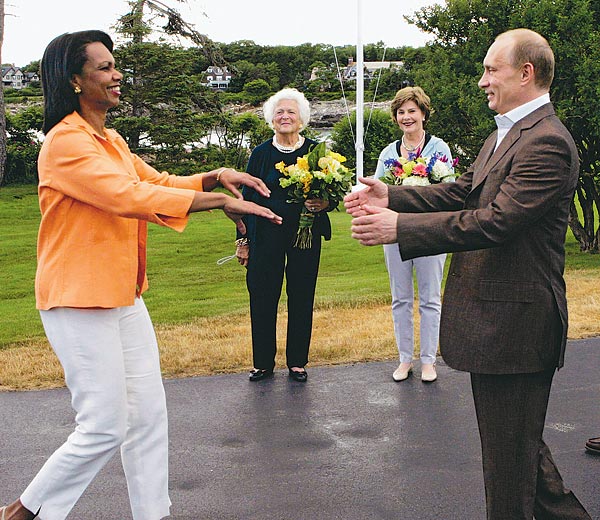Rice külügyminiszter, Barbara és Laura Bush fogadják Putyin elnököt. Furcsa tánc