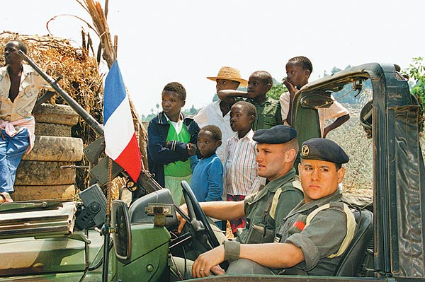 Az archív felvételen francia katonák járőröznek Ruandában. Szerepük kétes