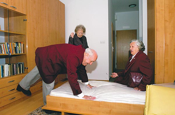 Az első lakók az Arany Alkony Paskál idősotthonban 2005-ben