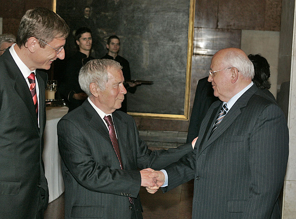 Mihail Gorbacsov üdvözli Horn Gyulát 75. születésnapja alkalmából