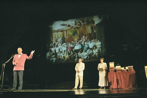 A Tóth János által rendezett búcsúkoncert minden számát óriási ováció fogadta a bezárásra ítélt Erkel Színházban
