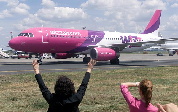 Az elsõ WizzAir gép Budapesten. A prágai és a taowicei járat gyorsan búcsúzott